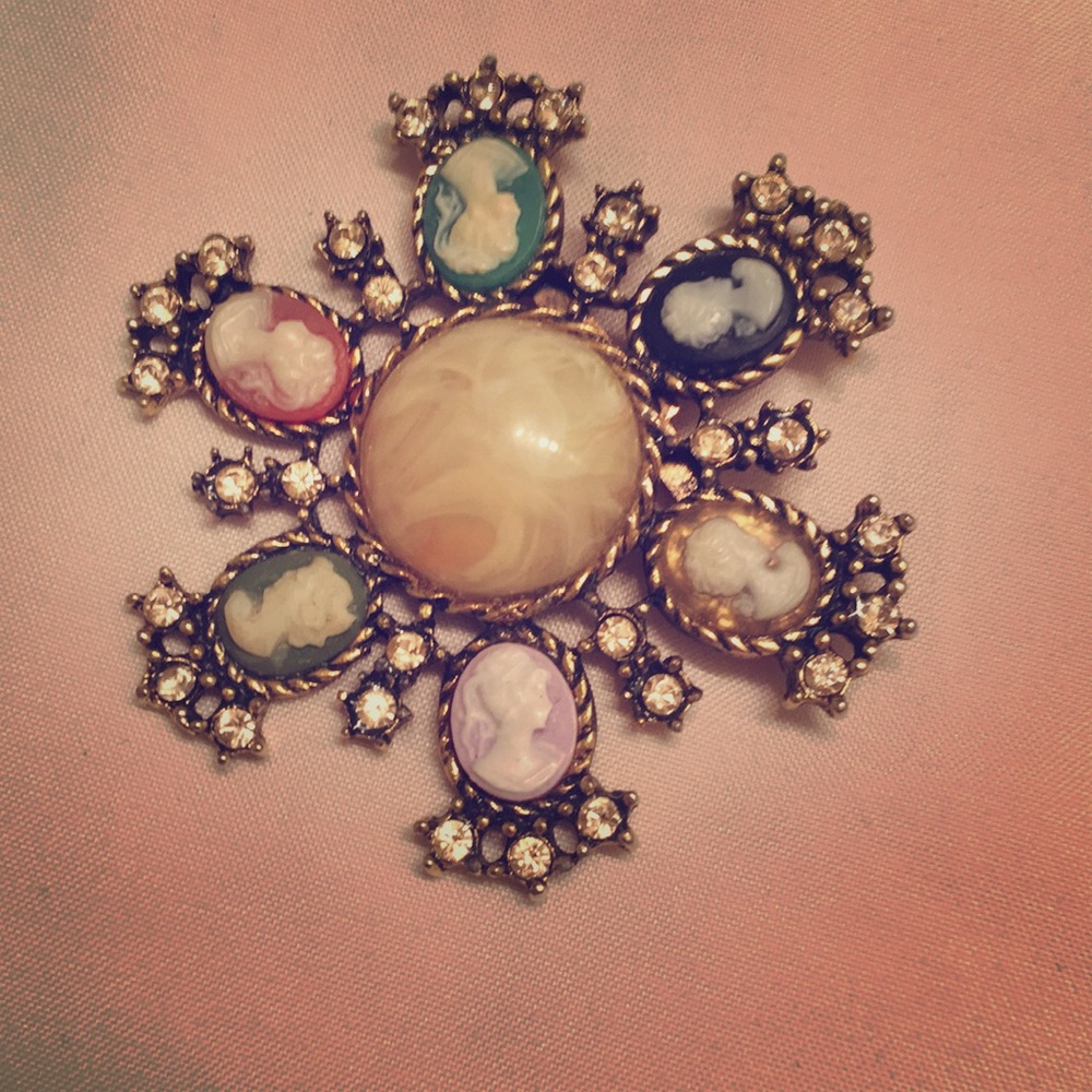 Vintage inspired pin with multicolor cameos